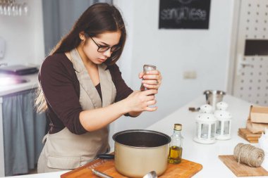 Erkek tuz ekler veya çorba pan mutfak at içine baharat
