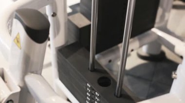 Metal ürünler aparatı eğitim spor yığını yakın çekim yukarı ve aşağı taşır.