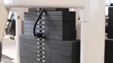 Atlet yapar egzersiz eğitmen. Kargo yığınını Close-Up.