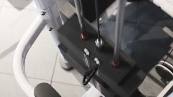 क्रीडा प्रशिक्षण उपकरणे मेटल वस्तू स्टॅक वर आणि खाली हलवते — स्टॉक व्हिडिओ