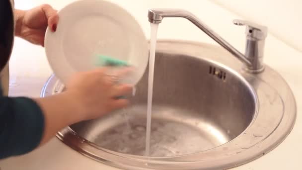 Close up de mulheres mãos lavar o prato branco — Vídeo de Stock