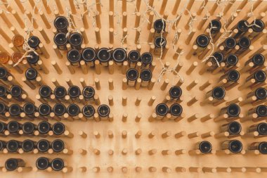 Şarap mahzeni şişe raflarda. Önden Görünüm.