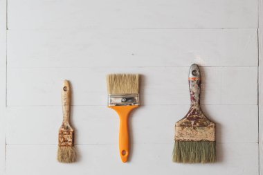 Fırça ile boya boyama beyaz tahta masada ayarla