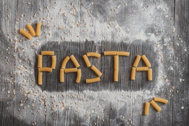 Word makarna, ortaya konulan bir eski siyah ahşap çalışma masası üzerinde