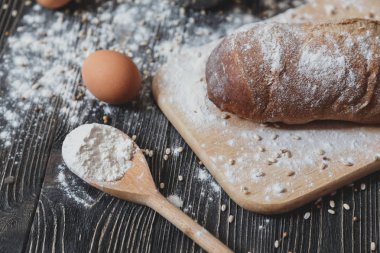 Siyah ev yapımı ekmek ve malzemeleri