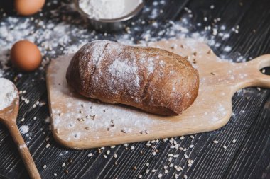 Siyah ev yapımı ekmek ve rustik masada olan maddeler