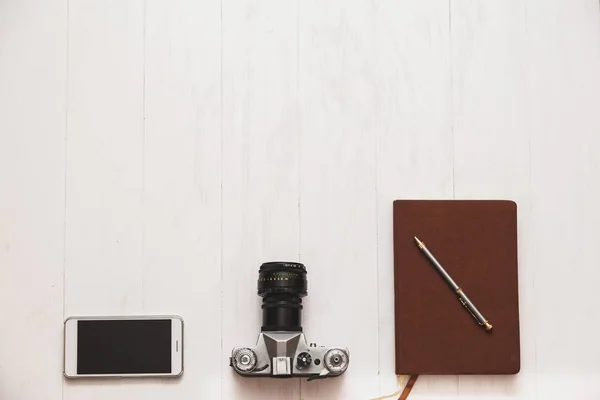 Concept blogger hipster aangezet in een witte houten achtergrond met ruimte voor tekst. — Stockfoto