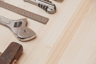 Ahşap arka plan üzerinde boşaltmak aletlerle çalışırız