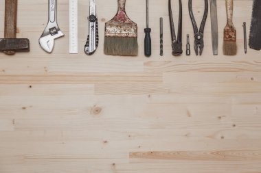 Ahşap arkaplanda farklı araçlar