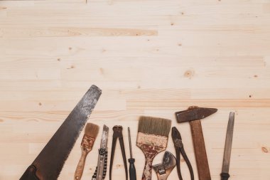 Ahşap zemin üzerinde çalışma araçlar kümesi