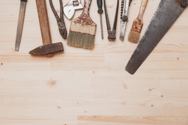 Ahşap zemin üzerinde çalışma araçlar kümesi