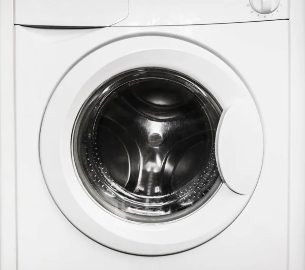Primer plano de una lavadora vacía de puerta cerrada . — Foto de Stock