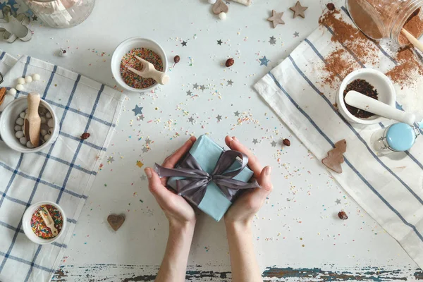 Creative hobby. Woman's hands wrap holiday handmade present in craft paper with twine ribbon — Stock Photo, Image