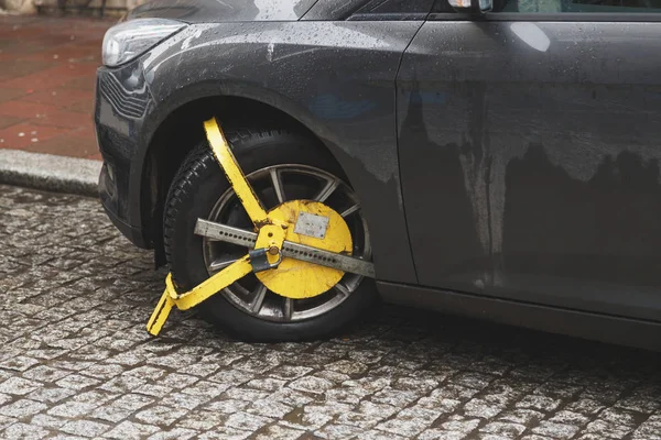 Auto war mit gelbem Klemmfahrzeug, Radschloss verschlossen. Parken auf verbotenem Platz — Stockfoto