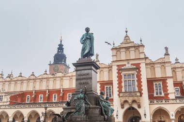 Adam Mickiewicz heykeli Krakow Krakow eski kasabasında ana meydanında.