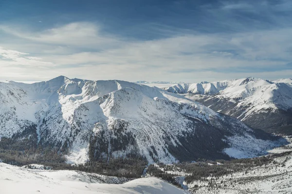 Inverno montanhas paisagem vista da rocha em um dia claro . — Fotografia de Stock