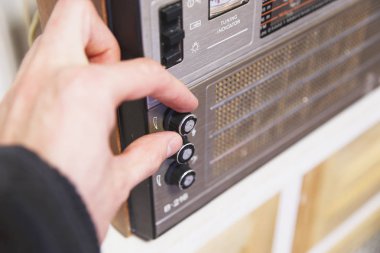 Retro fm radyo düğmesini ayarlama el yakın çekim