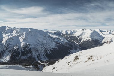 Polonya ve Slovakya sınırındaki Tatry Dağları'nın karlı doruklarına havadan görünümü