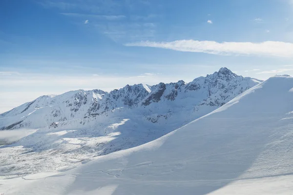 Pistas nevadas en las montañas de invierno. Estaciones de esquí . — Foto de Stock