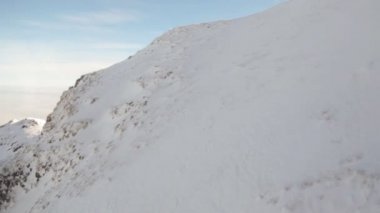 Kar dağ tepe. Yamaç kayma havadan görünümü.