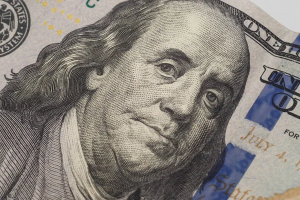 Dólares a fechar. O retrato de Benjamin Franklin na nova nota de cem dólares . — Fotografia de Stock