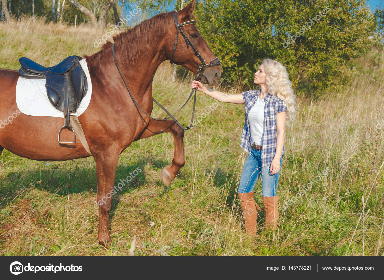 via bereiken punch Mooi blond meisje, het verzorgen van het paard op de ranch ⬇ Stockfoto,  rechtenvrije foto door © vladeephoto.gmail.com #143778221