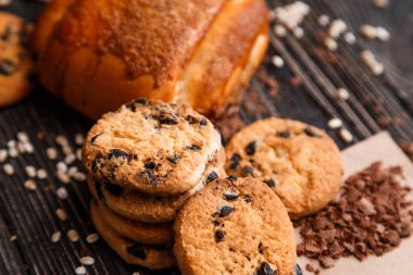 Çikolatalı kurabiye ve tarçın çörek çikolata kahverengi peçete ile yığılmış.
