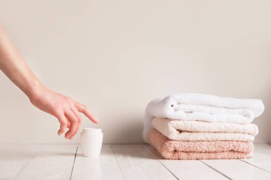 Kız closeup ulaşan bir kozmetik krem ile bir kavanoz için eller. Güzellik ve vücut bakım banyo. Hassasiyet kavramı