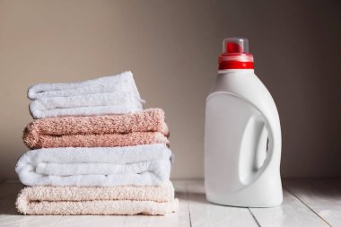 Birkaç renkli ve beyaz havlu ve kozmetik ürün ile şişe yığını