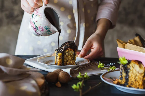 Homemade banana cake with hot liquid chocolate on beautiful tableware — Stock Photo, Image