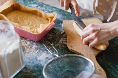 Kızlar el yakın çekim soyulmuş muz pasta uzunluğu boyunca için kesme