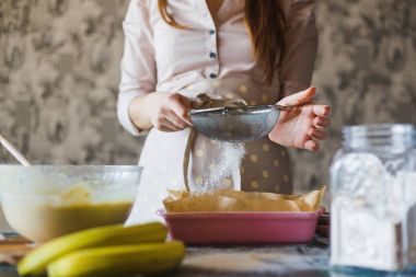 Erkek eleme un elek üzerinde hamur formundaki pişirme için gelen eller. Un, süt ve yumurta ön plan, Vintage mutfak eşyaları. Otantik rustik tarzı
