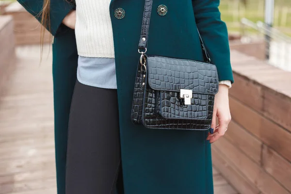 Casaco cásico com bolsa Modelo de moda elegante ao ar livre . — Fotografia de Stock