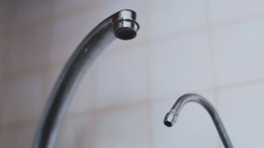 Mutfak musluk emzik üzerinden akan su. Devrilmiş musluk açıldığında ve baskı altında su dökülür ve sonra geri musluk kapalı.
