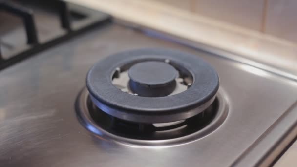 Газове кільце на кухонній плиті починає горіти . — стокове відео