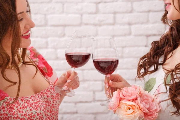 Duas belas namoradas estão bebendo vinho tinto. Óculos close-up . — Fotografia de Stock