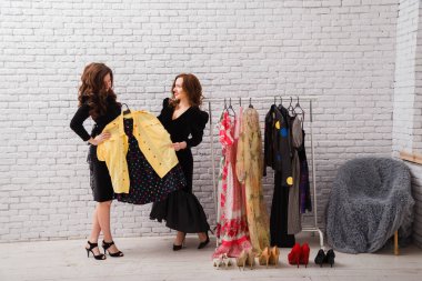 İki güzel kızın kıyafetlerini akşam için seçin.