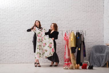 İki güzel kızın kıyafetlerini akşam için seçin.