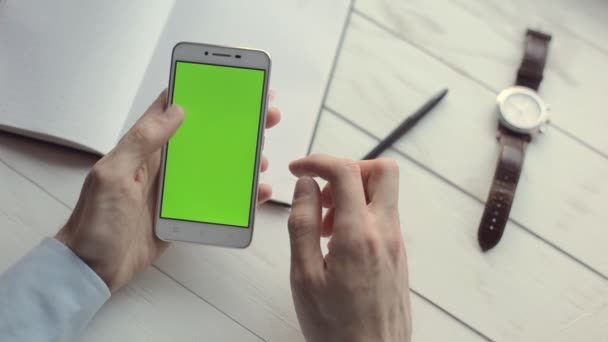 Empresario usando teléfono móvil con pantalla verde — Vídeos de Stock