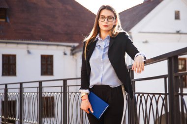 Hayat iş görüşmesi ilk önce takım elbiseli bir genç bayan.