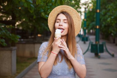 Genç Kafkas kadın yaz şapkalı dondurma keyfi