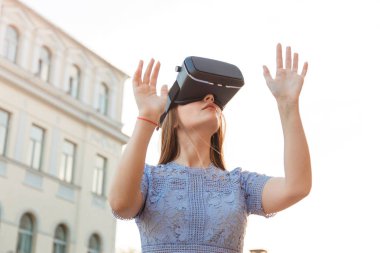 Genç kadın zevk Vr aygıtla açık