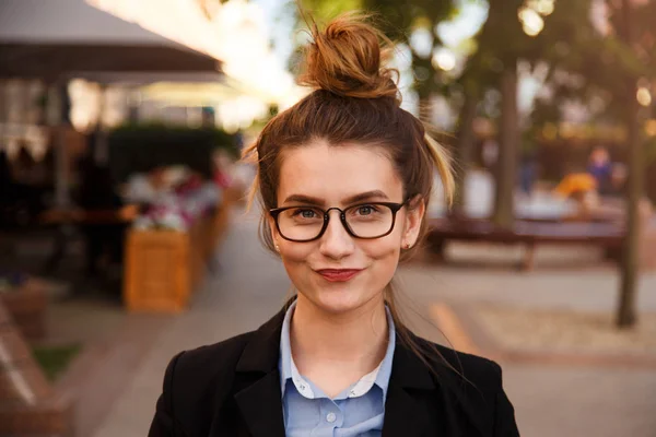 Joven mujer de negocios caucásica en gafas sonrientes labios fruncidos . —  Fotos de Stock