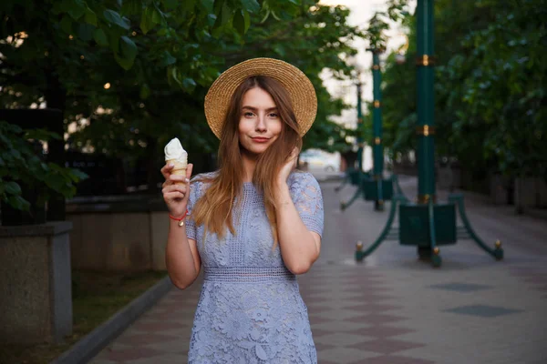 아이스크림 여름 모자에 예쁜 여자 — 스톡 사진