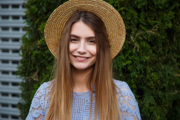 Jó csípő nő nyári portré kalapban — Stock Fotó