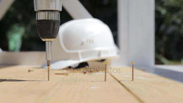 Der Arbeiter benutzte einen Schraubenzieher. Nahaufnahme. Baukonzept. — Stockvideo