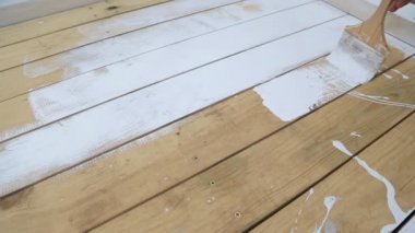 İşçi el fırça tutan ve ahşap Teras, doğal ahşap zemin veya duvar doku yüzeyi beyaz boyama.