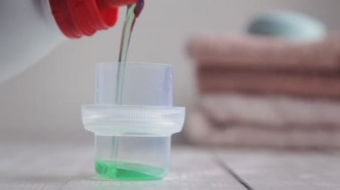 Dökme sıvı deterjan kap içine kadar kapatın.