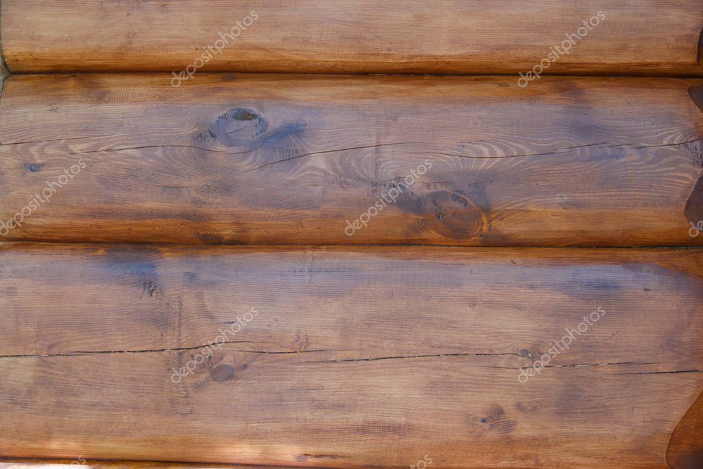 Die Textur der Wand des Hauses besteht aus Rundholz, bedeckt mit