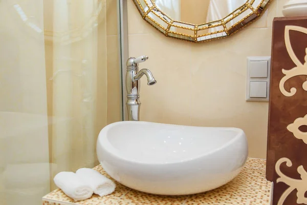 Baño de lujo fontanería en la habitación del hotel. Cuarto de baño elementos interiores . — Foto de Stock